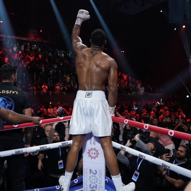 "Joshua Reveals His Thoughts on Fury-Usyk Bout: 'I Think Usyk Has the Edge!'"