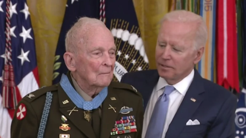 "Legendary War Hero Ralph Puckett Jr. Passes Away at 97 After Receiving Medal of Honor from Biden"